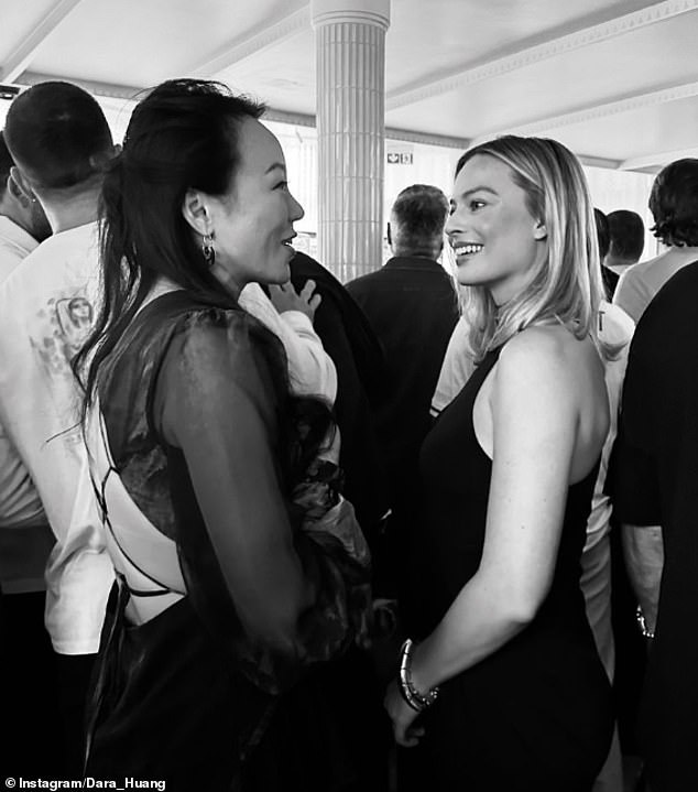 Dara and Margot, who recently announced she is pregnant with her husband Tom Ackerly, had a lighthearted chat during the event