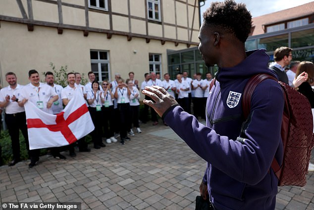 1720889038 644 Englands players receive heroes send off from hotel staff with