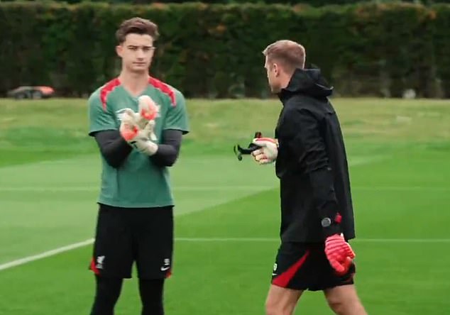 Fabian Otte (right), the club's new goalkeeping coach, presented the glasses to Fabian Mrozek