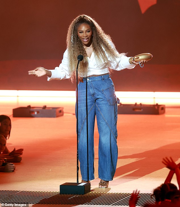 The 23-time Grand Slam winner then took to the stage to thank Rowland for presenting and her fans for awarding the flower