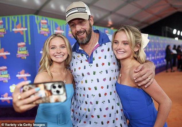 Sandler posed with twin actresses Mia Allan and Ella Allan, 13