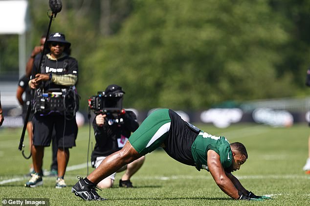 Jets Defensive end Solomon Thomas trains for the cameras of 'Hard Knocks' in 2023