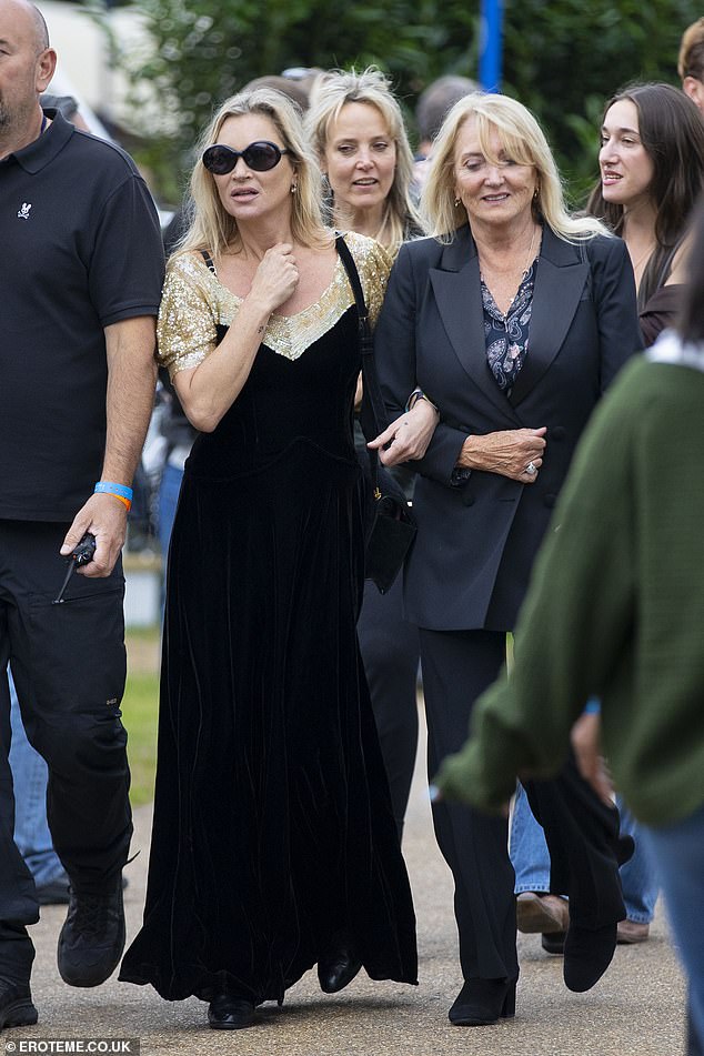 Kate and her mother arrived at the performance in their black outfits, with Kate wrapping her arms around her on the way to the VIP tent