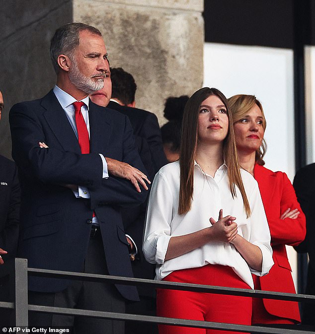 King Felipe and Infanta Sofía both read as a nod to their support for Spain today