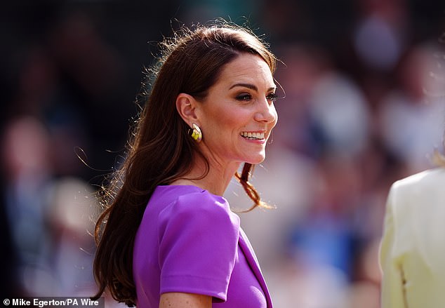 Her hair, more caramel-colored than of late, was worn loose and natural for the men's final on Sunday