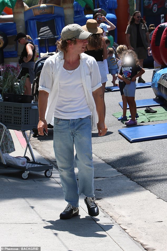 The Shameless alum pulled his daughters to the farmers market and back in a green cart, where the proud father watched as they enjoyed the kiddie rides