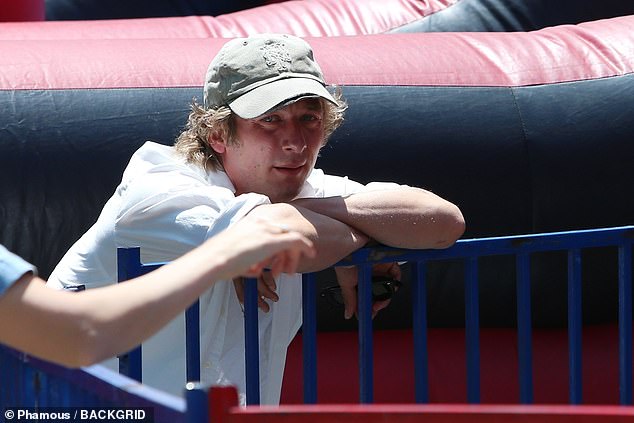 1720996006 16 Jeremy Allen White enjoys a day out with his children