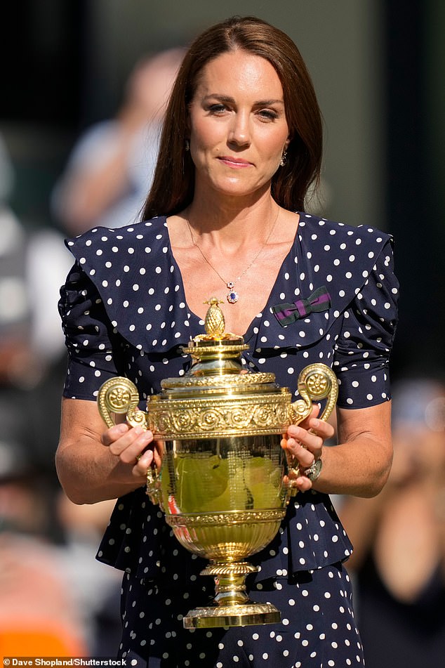 In 2022, she pinned the bow to her chest with her navy Alessandra Rich polka dot dress