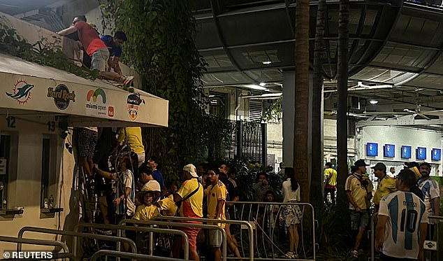 Fans use barricades as ladders to climb into Hard Rock Stadium