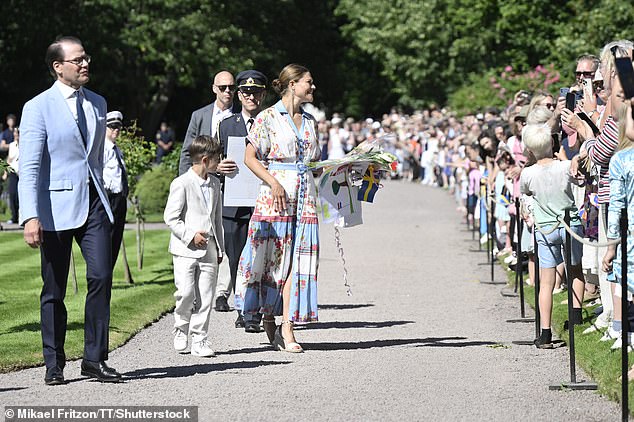 Before stepping into her horse-drawn carriage, Princess Victoria greeted the huge crowd