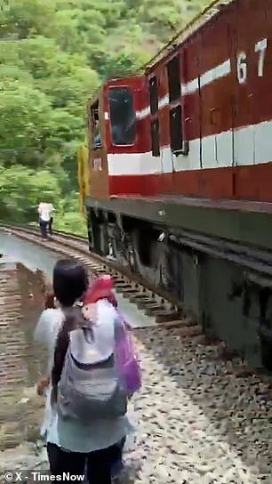 According to witnesses, the couple appeared unaware of the approaching danger until the train was only a few metres away, while they were 'engrossed' in their photoshoot