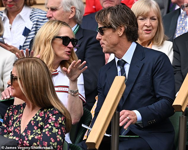 The Pretty Woman actress leaned forward to speak to her husband at Centre Court