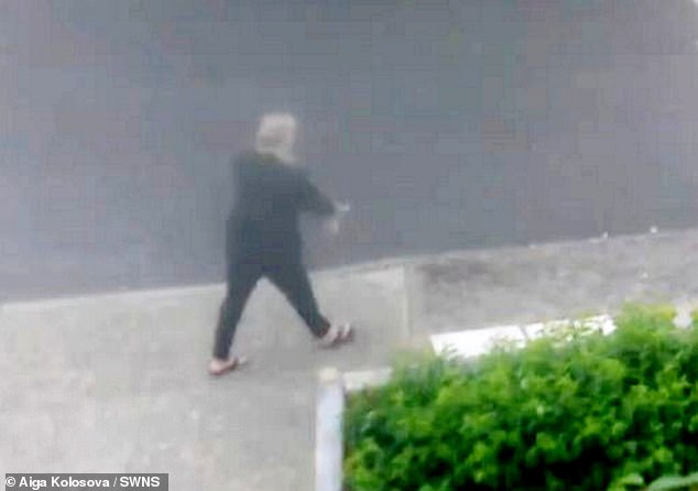 Caught with the brown hand: the woman throws a filled poop bag on the road next to the plot