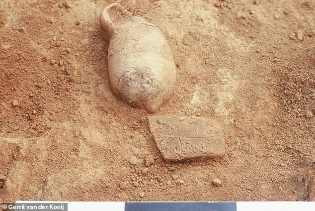 A fragment of tablet 3524 was found next to a Late Bronze Age juglet. The team also found ceramics among the ruins, including beakers and ceremonial vessels, along with armor