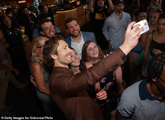 Glen was greeted by a large number of fans and enthusiastically posed for selfies with those in attendance