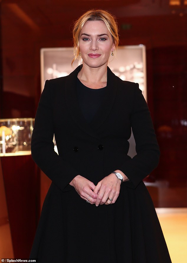 The 48-year-old actress showed off her refined sense of style in a black dress with buttons that cinched in her waist