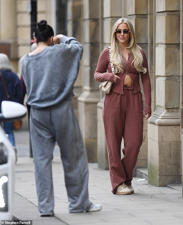 The stylish ensemble consisted of a long-sleeved zip-up top and a pair of high-waisted, flared sweatpants