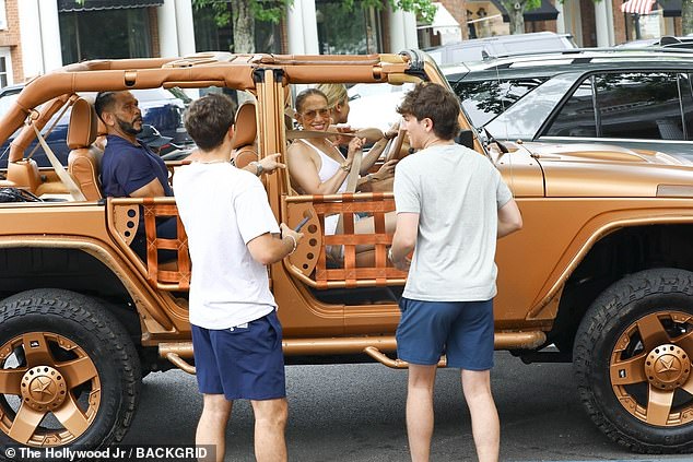 Jennifer was accompanied that day by her manager Benny (pictured in the back of the truck) as she indulged in some retail therapy