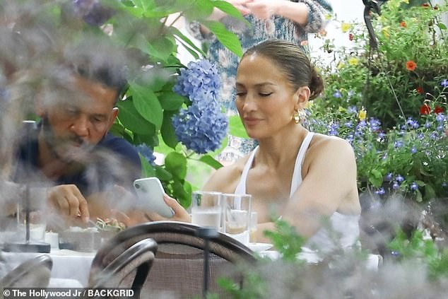 Jennifer looked radiant as ever as she grabbed lunch during the outing