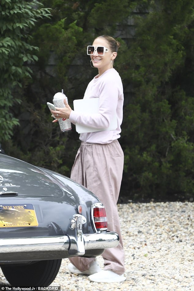 Earlier, Jennifer was seen wearing a lilac sweater, which she carried with her when she left