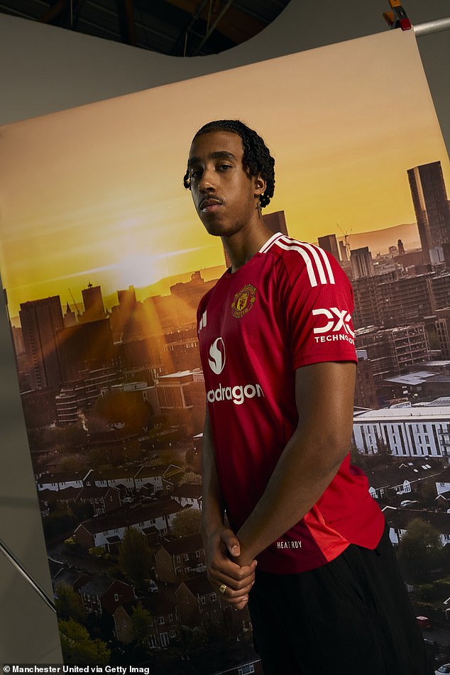 The Manchester club showed off their latest signing with a photoshoot for a picture of the city