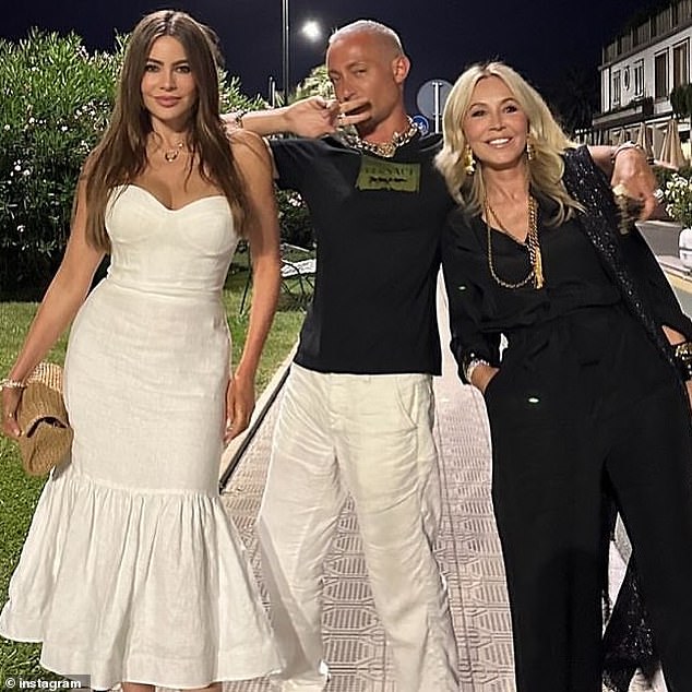 Vergara, Tavallini and Soare showed off their respective black-and-white ensembles during their meals, while Balaguer played photographer while waking up.