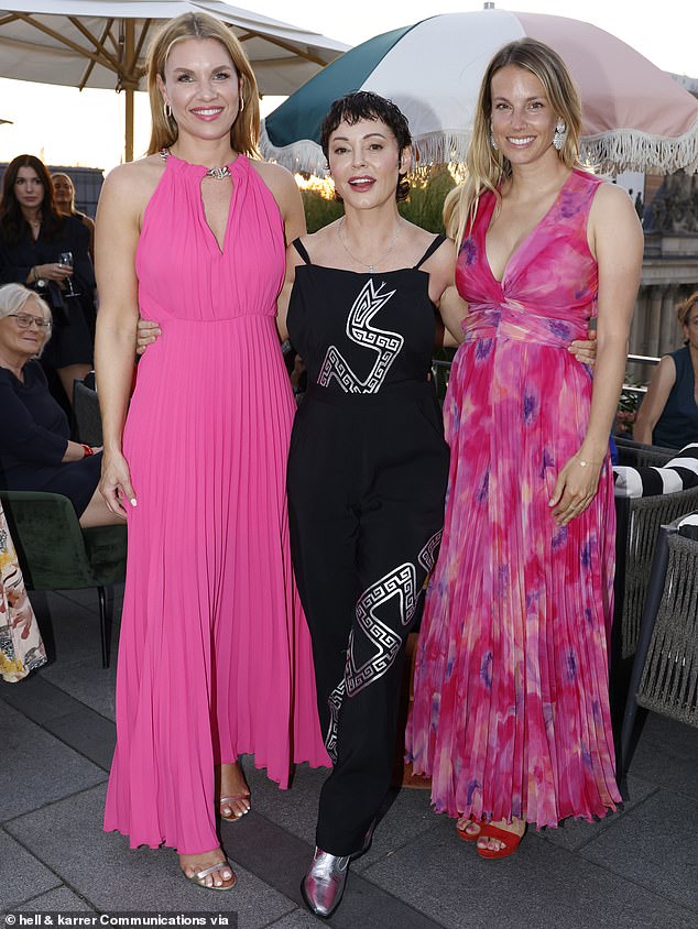 Wearing silver boots and a silver necklace with a light blue gemstone as an accessory, she posed with PR agency owners Janina Hell (left) and Felicitas Karrer (right).