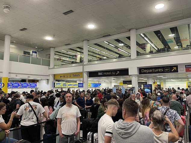 GATWICK: Huge queues at Gatwick airport after massive Microsoft outage hit services