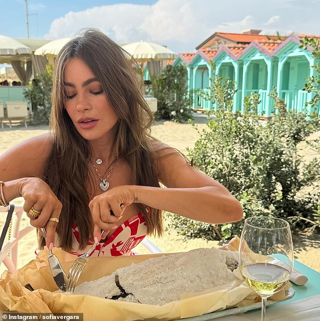 After spinning her pasta, Vergara sat down at a plate of what looked like a large fish baked in salt. 