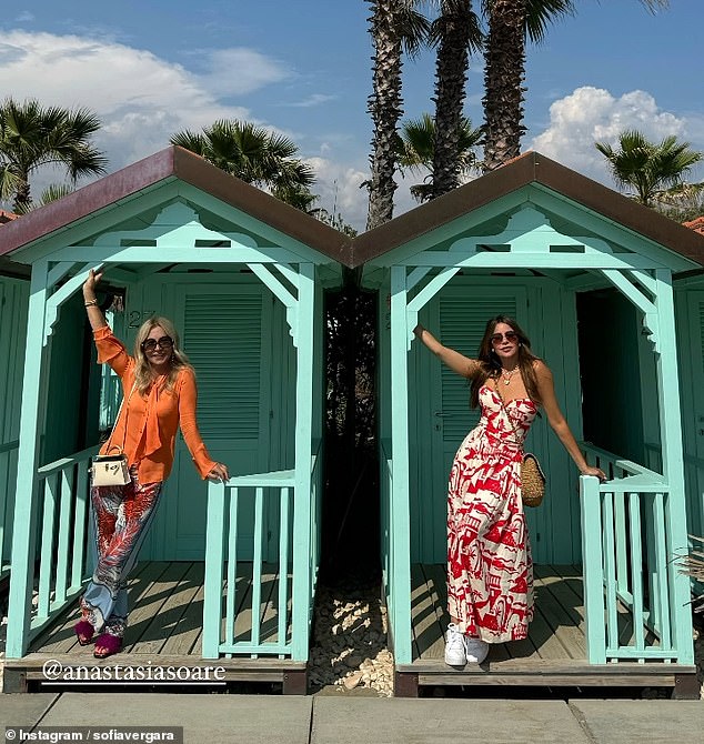 After their delicious dinner, Vergara and Soare posed in front of the turquoise-painted changing rooms at the resort