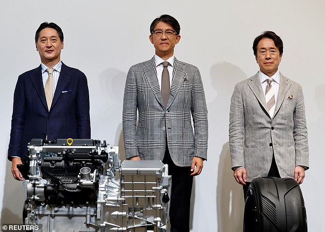 From left to right: Subaru CEO Atsushi Osaki, Toyota CEO Koji Sato and Mazda CEO Masahiro Moro confirm that the three automakers have joined forces to develop new compact combustion engines in a bid to achieve carbon neutrality without relying solely on electric vehicles.