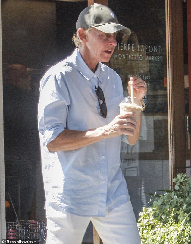 Ellen stuck to her usual style, wearing a loose-fitting short-sleeved shirt and a baseball cap, shielding her eyes from the sun's rays with large sunglasses