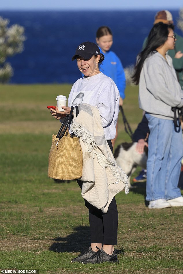 She completed her look with a pair of black sneakers and wore a navy blue cap