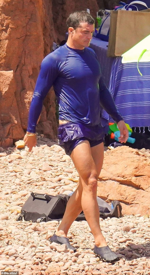 Meanwhile, Orlando wore a blue swim shirt and matching shorts