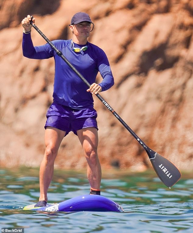 The Pirates Of The Caribbean actor tried his hand at stand-up paddleboarding