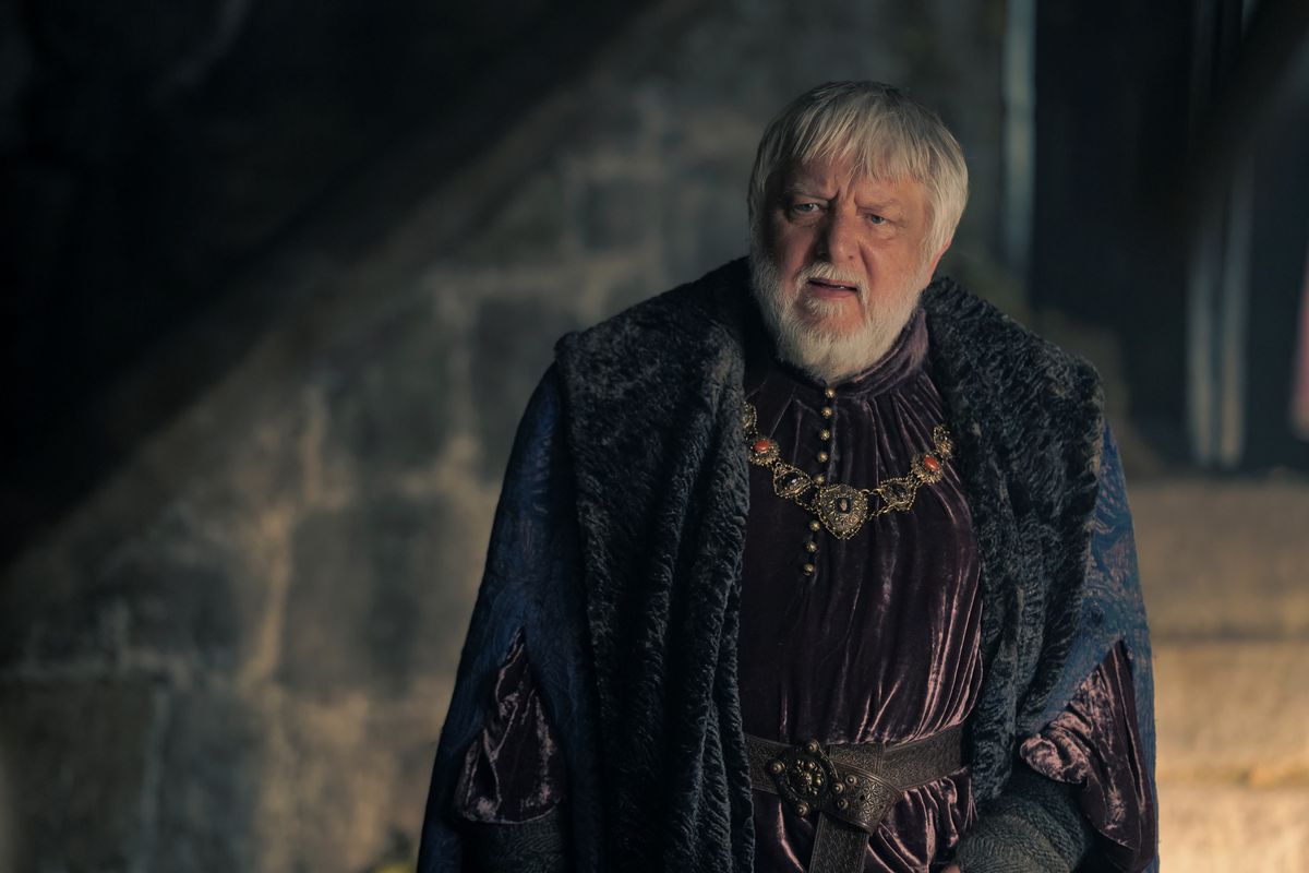 Ser Simon Strong (Sir Simon Beale) looks surprised in a scene set in Harrenhal in House of the Dragon season 2, episode 4.