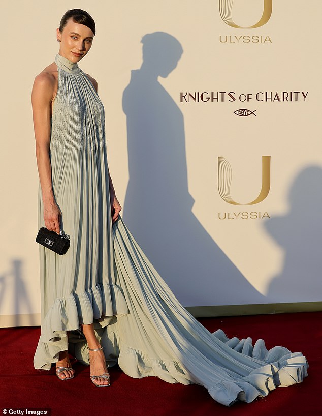 Mary Leest was the epitome of chic as she wore a mint green pleated dress that hung around her neck and had a small cut-off fringe