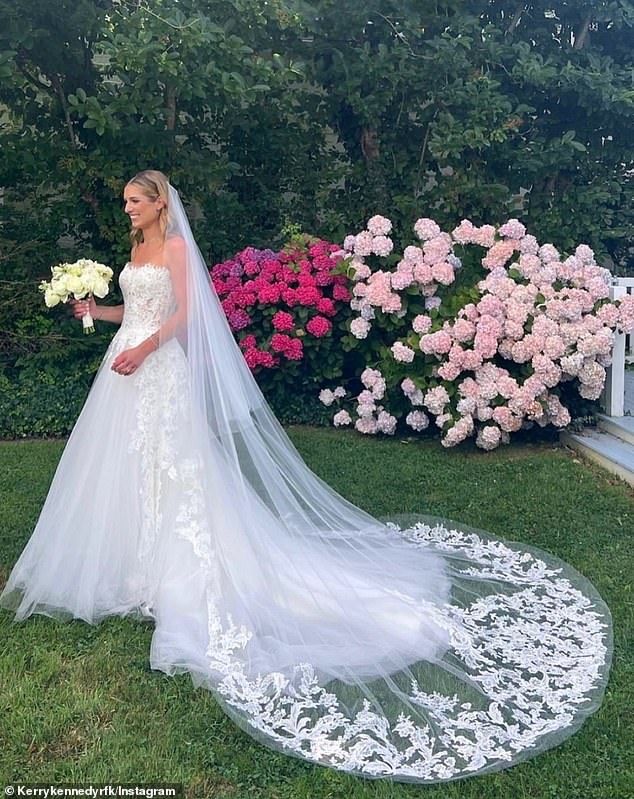 Mariah married her long-term boyfriend Tellef Lundevall, whom she first met in 2012, wearing a stunning strapless lace Vera Wang gown with an elaborate veil