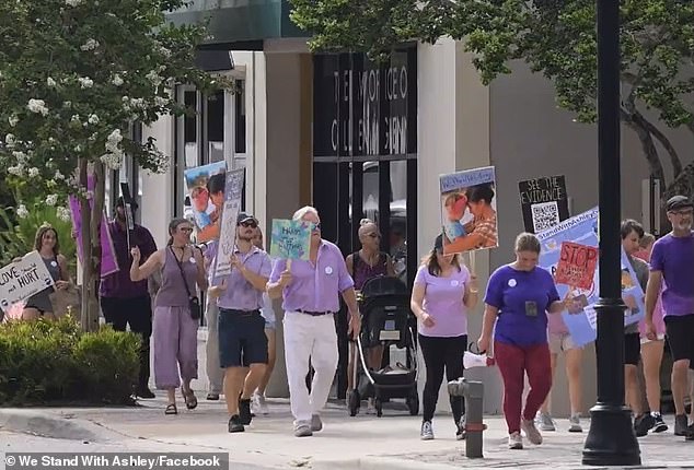 Outside the Florida courthouse Monday, protesters showed their support for the former ballerina who has accused her late husband of domestic abuse