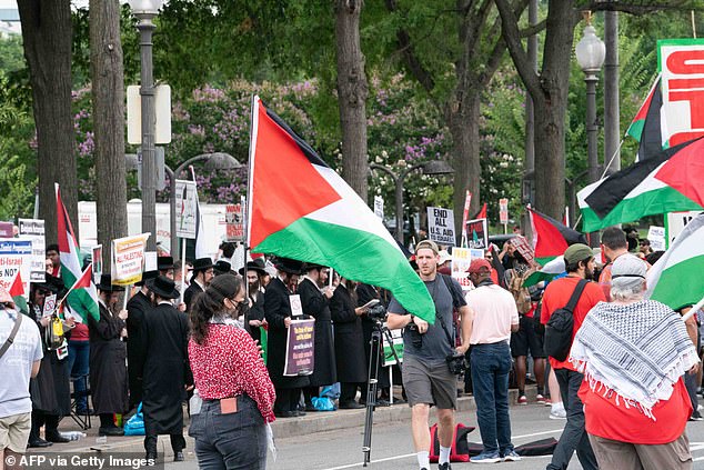 Thousands of people gathered for the speech to demonstrate against the Israeli leader