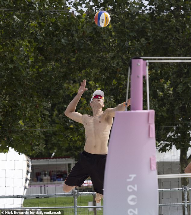 The training session took place in an afternoon temperature of 25 degrees and a few meters from where the French women's volleyball team was training.