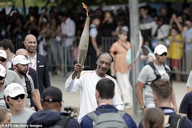 1721993975 267 Snoop Dogg carries Olympic torch ahead of opening ceremony in