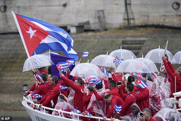 The boat with the Cuban team sails down the Seine