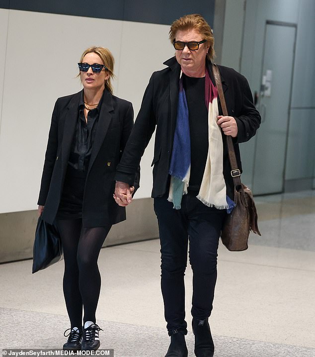 He completed his look with black shoes, stylish sunglasses and a brown tote bag as an accessory.