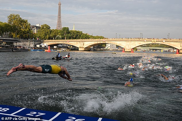 Men's triathlon swim training in the Seine now uncertain