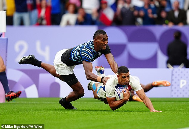 With both teams level, Grandidier's (right) try would prove decisive for France to take the lead