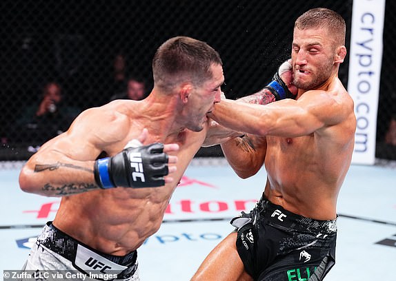 MANCHESTER, ENGLAND - JULY 27: (L-R) Preston Parsons defeats Oban Elliott of England in a welterweight bout during the UFC 304 event at Co-op Live on July 27, 2024 in Manchester, England. (Photo by Chris Unger/Zuffa LLC via Getty Images)