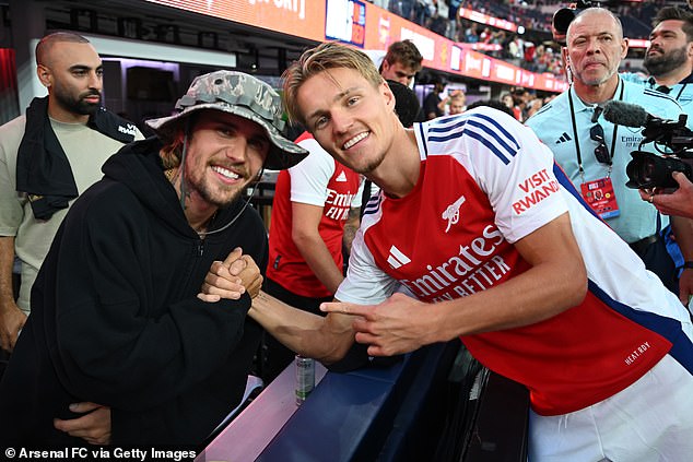 Bieber poses for a photo with Arsenal captain Martin Odegaard after the Gunners' victory