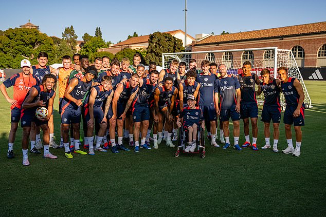 Alex poses for a photo with the entire selection and manager Erik ten Hag on the training field