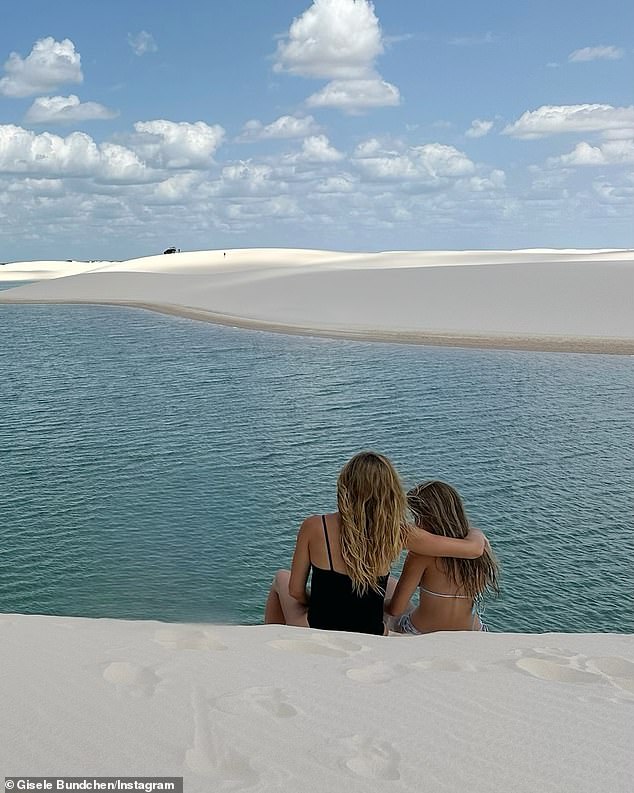 Bündchen was accompanied on the rolling sand dunes by her daughter Vivian Lake Brady (R)